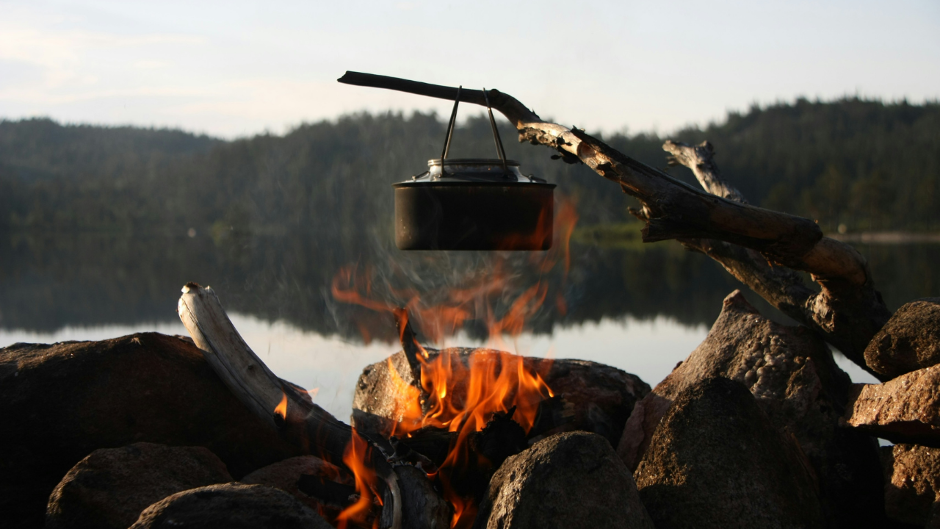 Najlepsze zestawy do grilla i topory dla miłośników grillowania w naturze